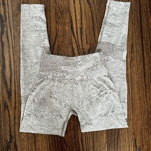 NVGTN digital seamless leggings
size small